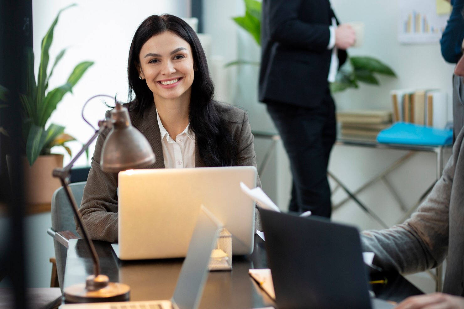close-up-smiley-woman-with-laptop_23-2149300649