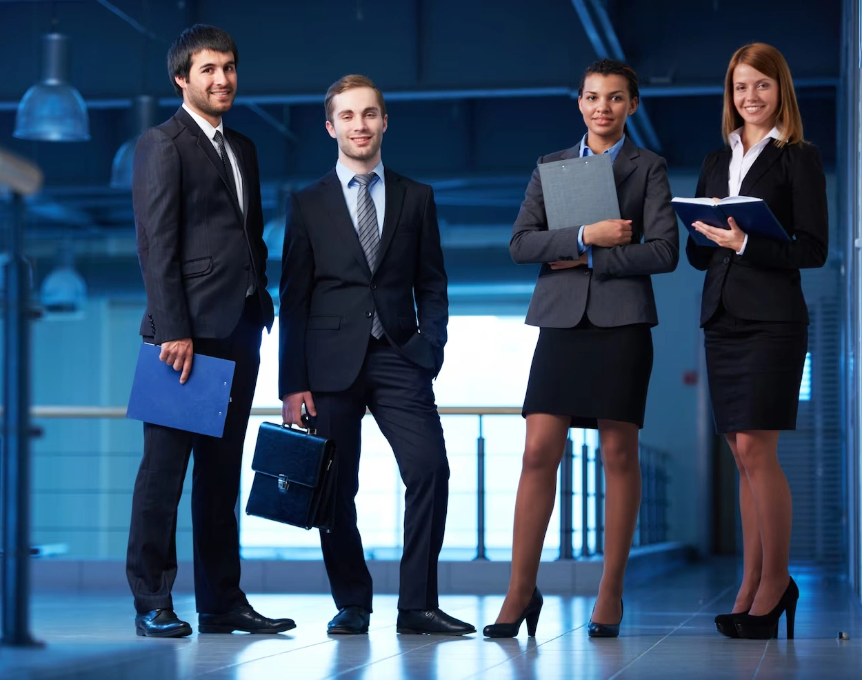 happy-group-businesspeople_1098-1396